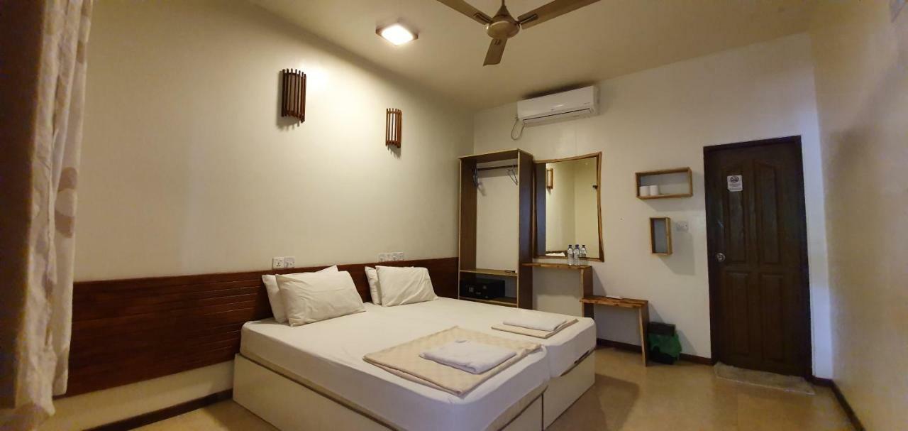 Surf Deck Hotel Thulusdhoo Buitenkant foto