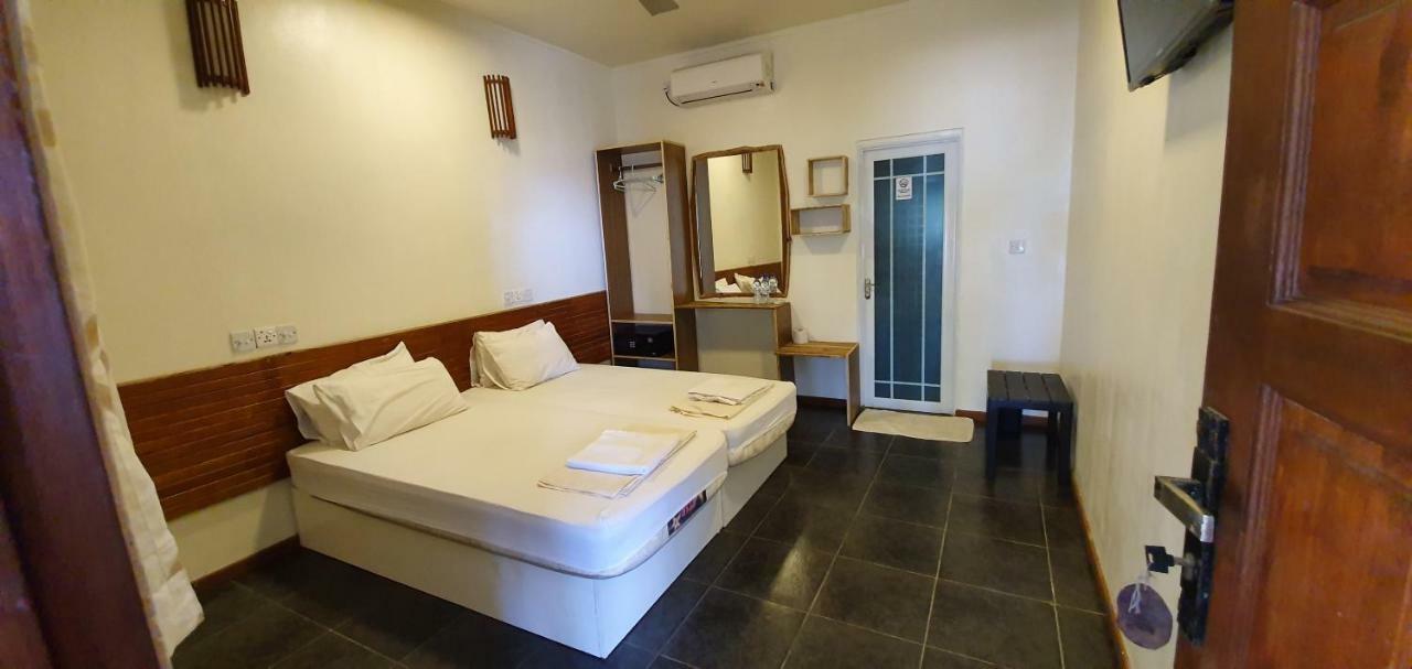 Surf Deck Hotel Thulusdhoo Buitenkant foto