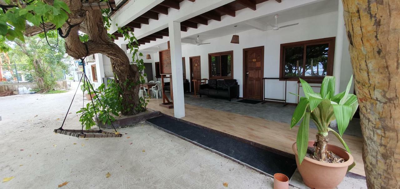 Surf Deck Hotel Thulusdhoo Buitenkant foto